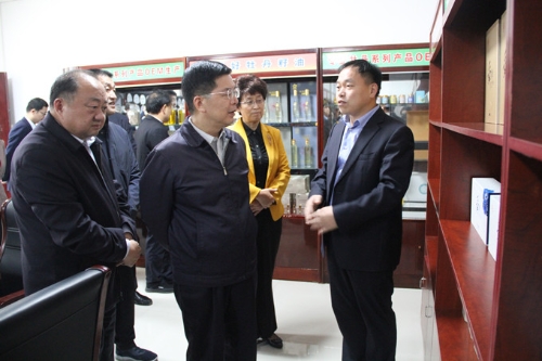 10月22日，菏澤市委副書記 市長陳平、副市長侯婕來到麟源牡丹康普生物參觀，康普生物總經(jīng)理王連崗全程陪同